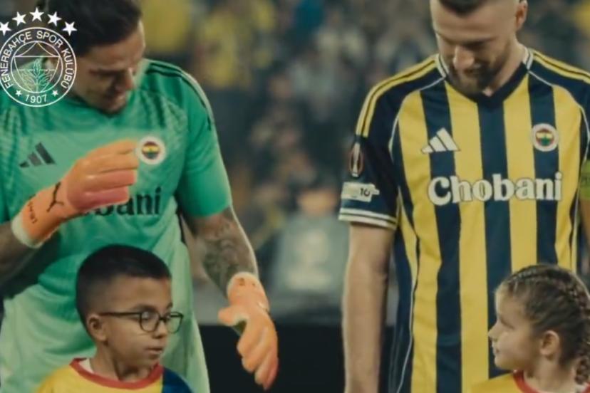 Ederson'dan işitme engelli miniğe duygusal hareket