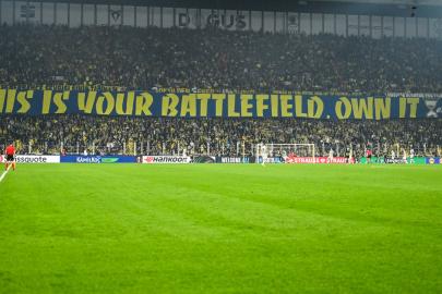 Fenerbahçe taraftarından, futbolculara Galatasaray maçını hatırlatan pankart