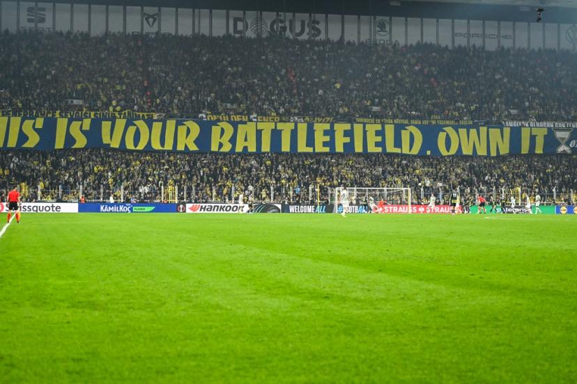 Fenerbahçe taraftarından, futbolculara Galatasaray maçını hatırlatan pankart