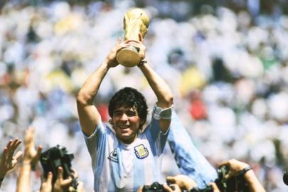 Futbol efsanesi Maradona ölümünün 5. yılında anılıyor