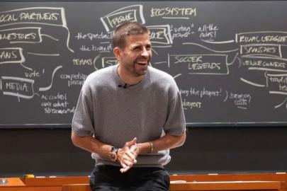 Gerard Pique, dünyaca ünlü üniversitede ders verdi
