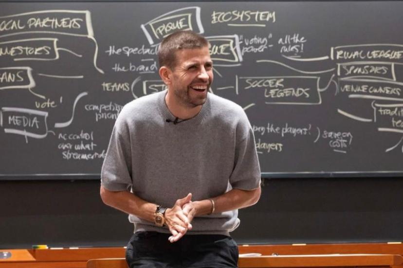 Gerard Pique, dünyaca ünlü üniversitede ders verdi