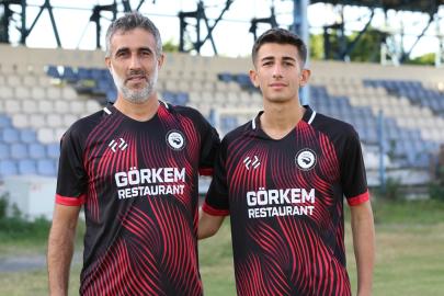 Hatay'da futbolcu baba ve oğlu aynı takımda oynuyor