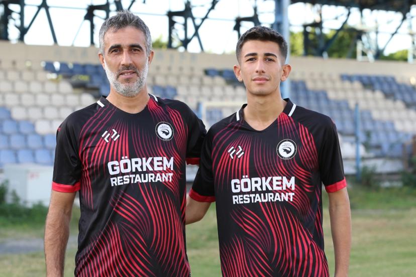 Hatay'da futbolcu baba ve oğlu aynı takımda oynuyor