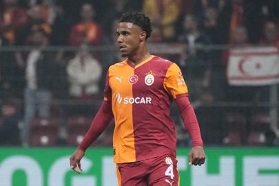 Ismail Jakobs, stattan ayak bileği sargılı ayrıldı!