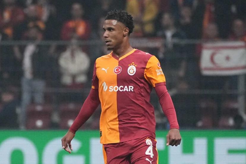 Ismail Jakobs, stattan ayak bileği sargılı ayrıldı!