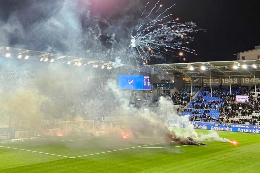 Küme düşen Norrköping taraftarları sahaya zarar verdi