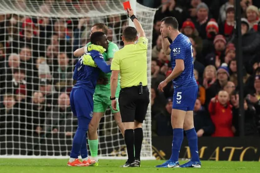 Manchester United–Everton maçında şok eden an: Gueye, takım arkadaşı Keane'e tokat attı