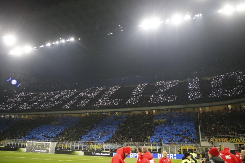 Milan taraftarından polis yasağına rağmen telefonla koreografi