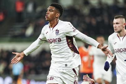 Trabzonspor, deplasmanda 10 kişi kalan Başakşehir'i 4-3 yendi