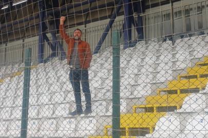 600 kilometrelik deplasman sadakati: Tribünde tek başına destek verdi