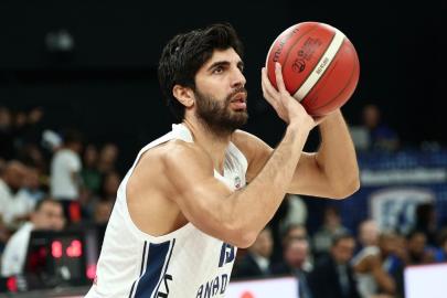 Anadolu Efes'te Burak Can Yıldızlı en az bir ay yok