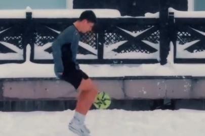 Arda Güler ve Yiğit Efe Demir karda futbol oynadı