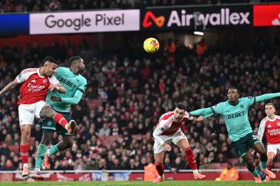Arsenal, Wolves'in kendi kalesine attığı gollerle kazandı