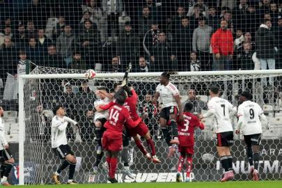 Beşiktaş taraftarından maç sonu istifa tepkileri