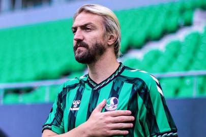 Caner Erkin'e 13 maç men cezası