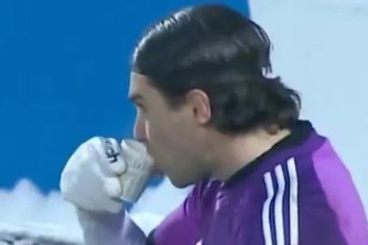 Erzurumspor FK kalecisi maç oynanırken çay içti