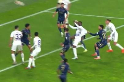 Fenerbahçe-Beşiktaş derbisindeki penaltı pozisyonu akıllara Eyüpspor maçını getirdi