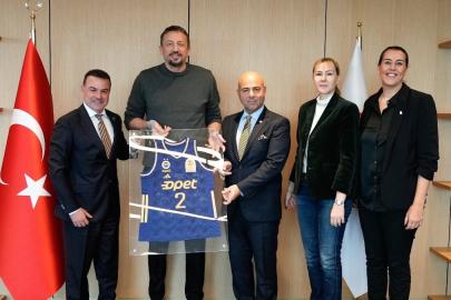 Fenerbahçeli yöneticiler, Hidayet Türkoğlu'nu ziyaret etti