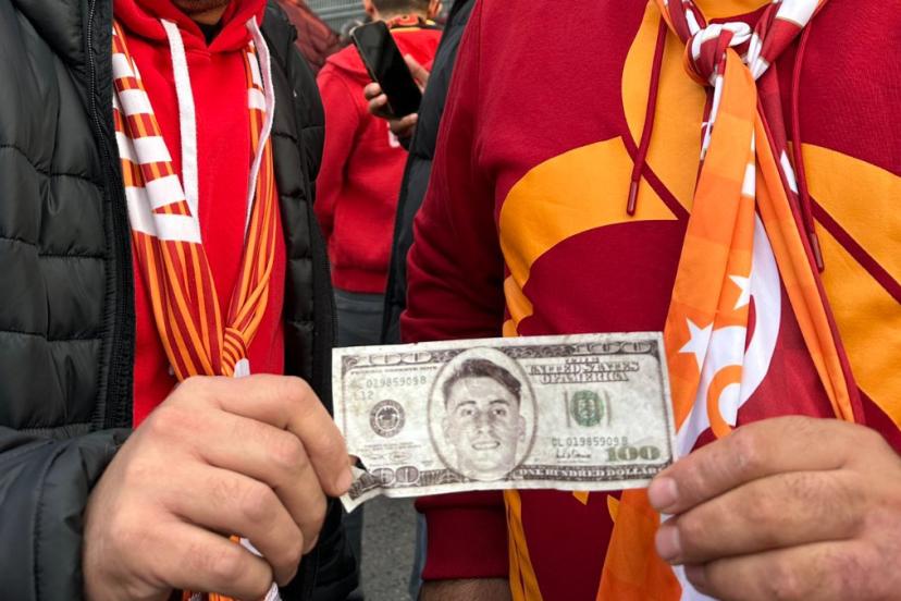 Galatasaray taraftarından 'dolarlı' Kerem Aktürkoğlu protestosu
