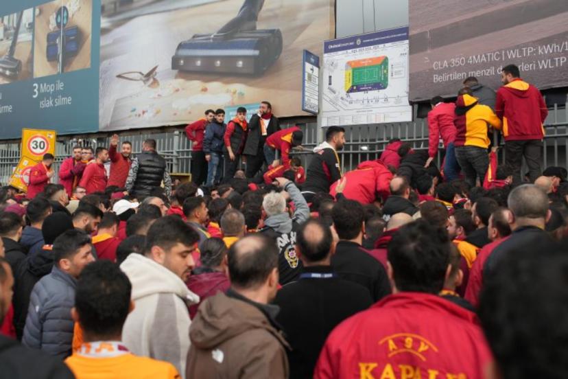 Galatasaray taraftarları derbi için stada geldi