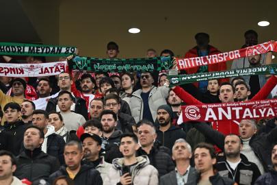Kocaelispor ve Antalyaspor arasındaki dostluk yeşil sahalarda devam ediyor
