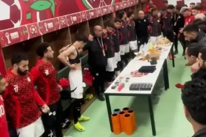 Mısır Milli Takımı maç öncesi soyunma odasında dua etti