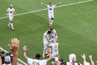 Neymar'ın takımı Santos, ligde kaldı