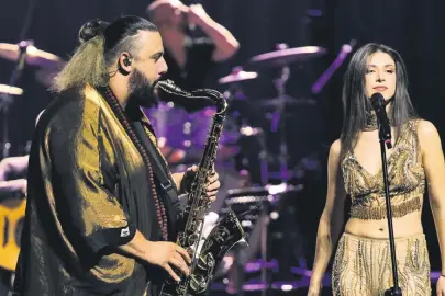 Şallıel, AKM’de arkadaşlarıyla sahne aldı