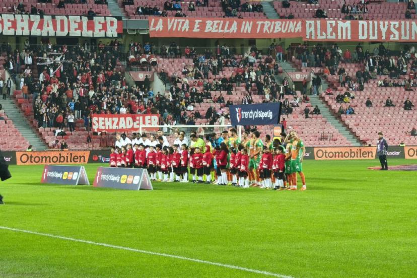 Samsunspor, özel çocukların tasarladığı formayla sahaya çıktı