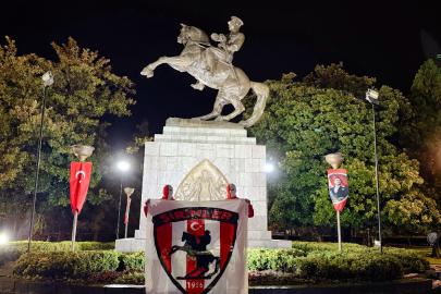 Samsunspor taraftarları, AEK maçı öncesi Atatürk anıtı önünde nöbet tuttu