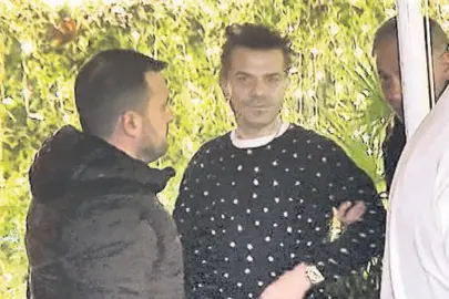 Tutun kollarımdan düşerim şimdi