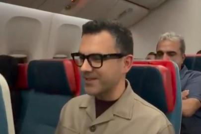 Ünlü spiker Özkan Öztürk, uçak yolculuğunda yolculara maç anlattı