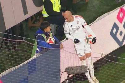 Vaclav Cerny'nin top toplayıcı çocukla diyaloğu dikkat çekti