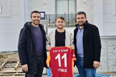 Yunus Akgün yeni evinin önünde formayla poz verdi