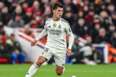 Arda Güler sinirlerine hakim olamadı: Su şişesini tekmelerken yere düştü