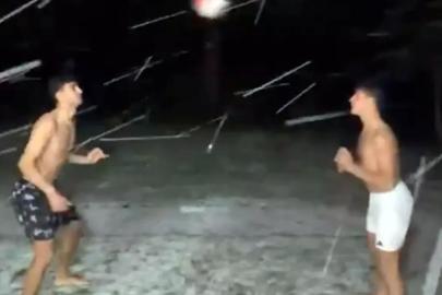 Arda Güler ve Yiğit Efe Demir, kar altında kafa topu oynadı