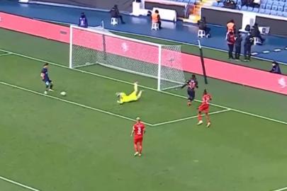 Bertuğ Yıldırım adeta imkansızı başardı: Kaçırdığı gol sosyal medyayı salladı