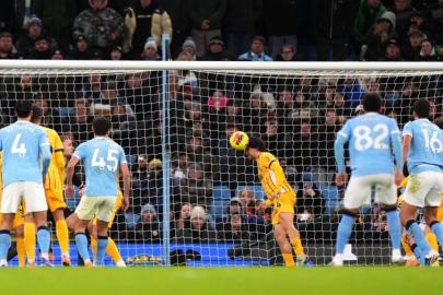 Ferdi Kadıoğlu maça damga vurdu: Bir kez daha çizgiden top çıkardı