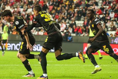 Göztepe'de Anthony Dennis ve Taha Altıkardeş hareketliliği