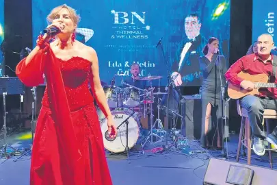 İkizleriyle yılbaşı gecesi sahneye çıktılar