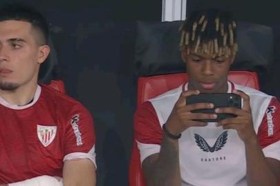 Nico Williams, takımı hezimeti yaşarken telefondan oyun oynadı