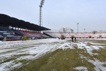 Van Atatürk Stadyumu'nda biriken kar taşındı