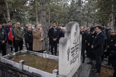 Yaşar Doğu, mezarı başında anıldı