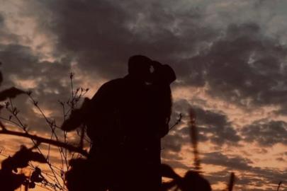 Aslıhan Malbora'dan aşk paylaşımı! Çağatay Ulusoy ile dudak dudağa pozunu yayınladı