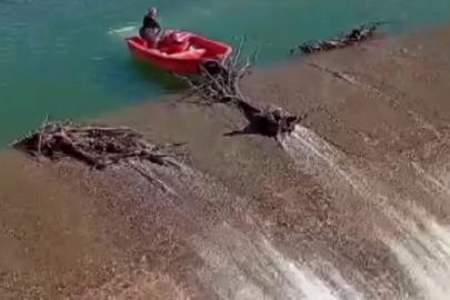 Barajda tehlikeli temizlik