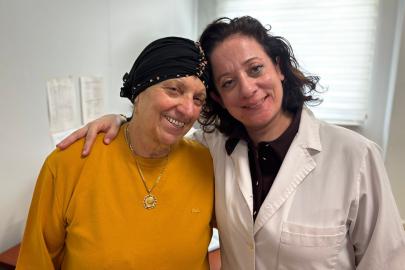 Bir gecede ses telleri felç olan anneyi doktor kızı iyileştirdi