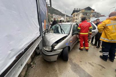 Fethiye’de otomobil istinat duvarına çarptı: 1 ölü, 3 yaralı