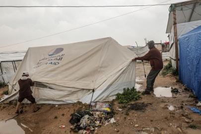 Gazze Belediyesi: Etkili olan fırtına nedeniyle yüzlerce çadır sular altında kaldı