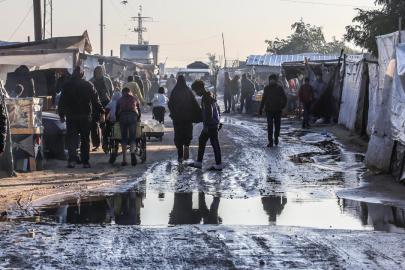 Gazze'de yerinden edilen Filistinlilerin çadırlarını şiddetli yağış nedeniyle su bastı